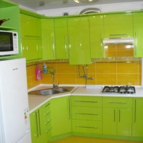 Casque vert dans un style moderne