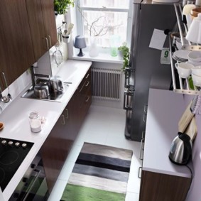 Tapis à rayures sur le sol d'une petite cuisine