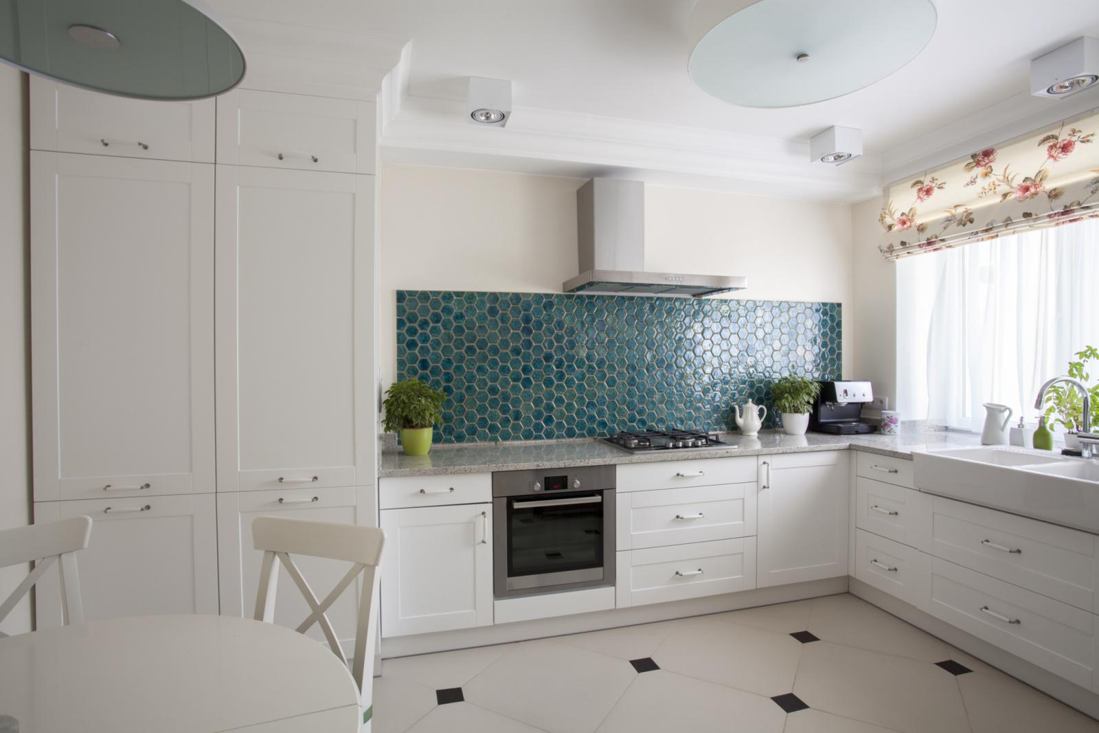 bucătărie fără dulapuri superioare