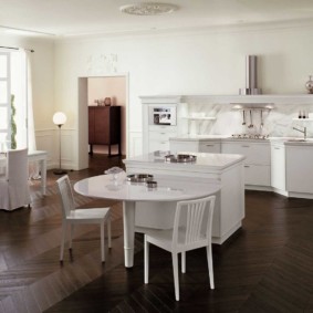 bucătărie fără dulapuri superioare