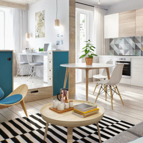 Tapis à rayures sur le plancher du salon