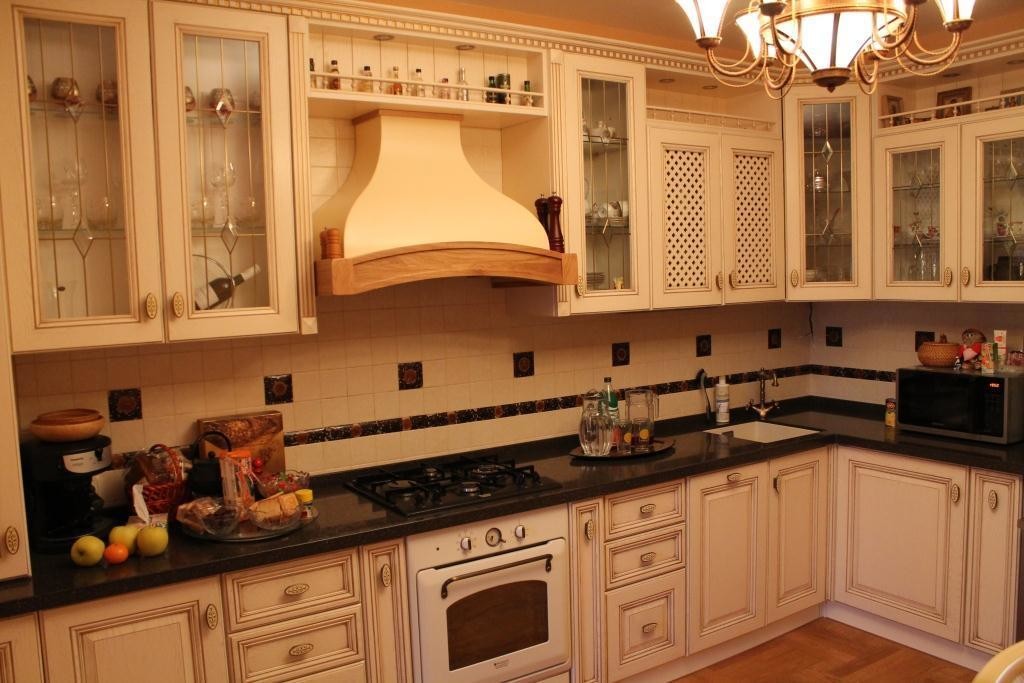 Κουκούλα σε κλασική κουζίνα