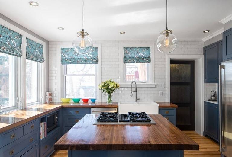 cozinha com design de duas janelas