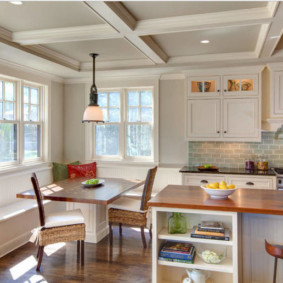 cozinha com duas janelas interiores