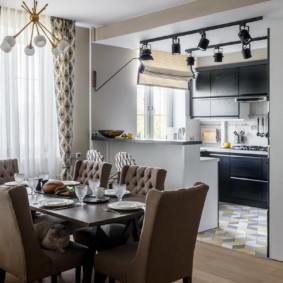 кухня, комбинирана с декорация на снимката на залата