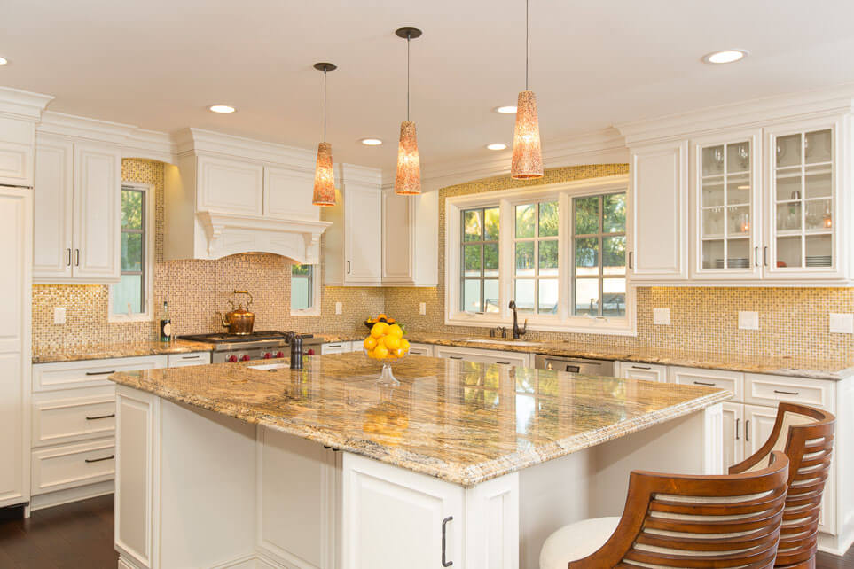 cozinha com duas janelas vistas da foto