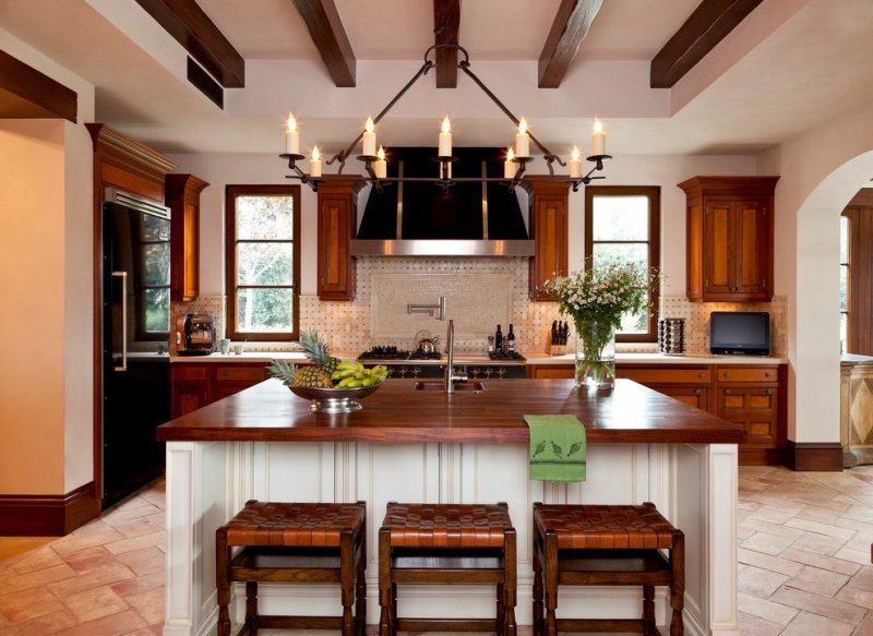 cozinha com duas janelas vistas da foto