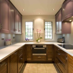 idéias de design de cozinha com duas janelas