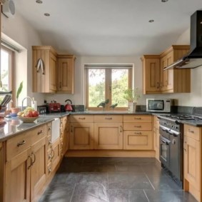 opções de idéias de cozinha de duas janelas