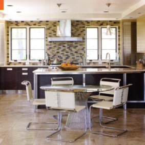 cozinha com duas janelas interiores