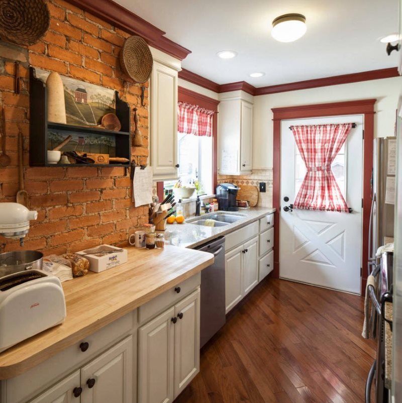 Raft din lemn pe un perete de cărămidă