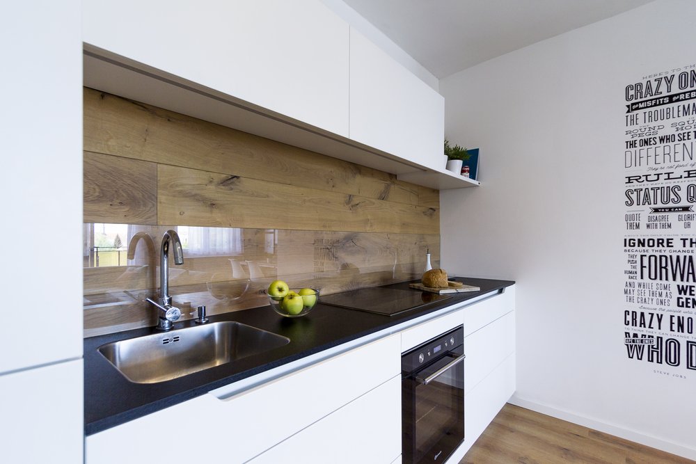 Tạp dề nhà bếp với laminate dưới kính