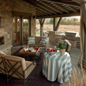 Επικαλυμμένα έπιπλα στην ανοιχτή βεράντα ενός ιδιωτικού σπιτιού