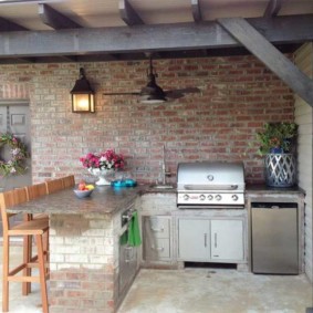 Αέριο μπάρμπεκιου κοντά σε έναν τοίχο από τούβλα