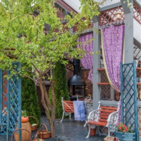 Καλοκαιρινή κουζίνα με κεκλιμένη οροφή