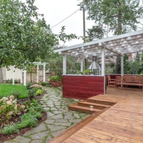 Προσκολλημένη καλοκαιρινή κουζίνα με ξύλινο πάτωμα