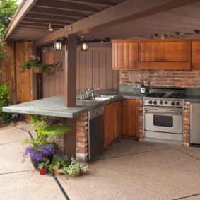 Σύγχρονες συσκευές στην κουζίνα του καλοκαιριού