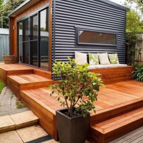 Κουκέτα καλοκαιρινή κουζίνα στο λόφο ενός εξοχικού σπιτιού