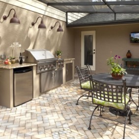 Ανοίγοντας πλάκες στο πάτωμα μιας καλοκαιρινής κουζίνας