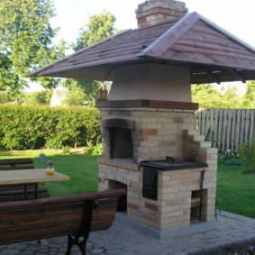 Brick grill με στέγη στη χώρα