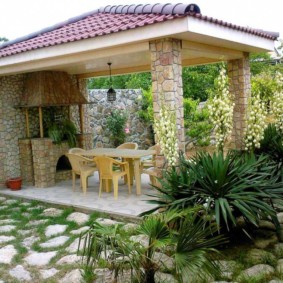 Κήπος κιόσκι με μεταλλικά κεραμίδια