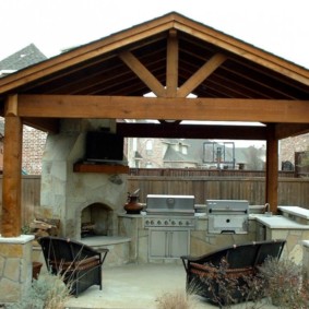 Περίπτερο κήπου με κεκλιμένη στέγη