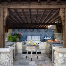 Πέτρινο πάτωμα στο κιόσκι στον κήπο