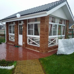 Καλοκαιρινή κουζίνα με τοίχους από τούβλα