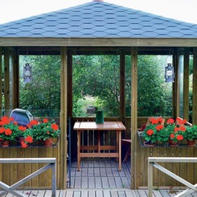 Τριαντάφυλλα σε δοχεία στο κιγκλίδωμα στο κιόσκι