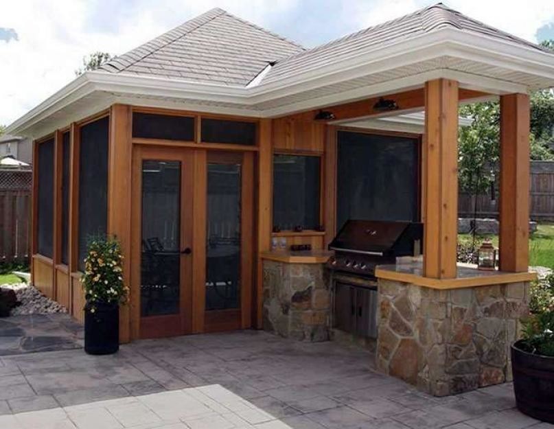 Μικρή καλοκαιρινή κουζίνα στο εξοχικό σπίτι