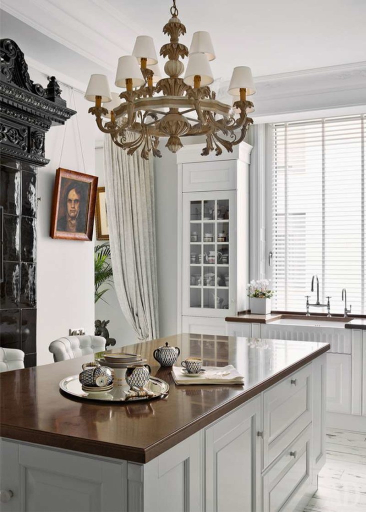 Candelabru masiv pe tavanul bucătăriei unui apartament din oraș