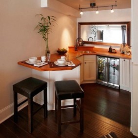 Συμπαγής κουζίνα με ξύλινες πάγκες