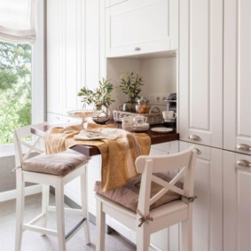 Πτυσσόμενο τραπέζι στην κουζίνα