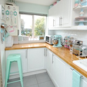 Γωνιακά ακουστικά με ξύλινο πάγκο εργασίας