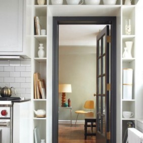 Ανοίξτε ράφια πάνω από την πόρτα της κουζίνας