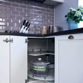 Γωνιακό τμήμα με ράφτινγκ