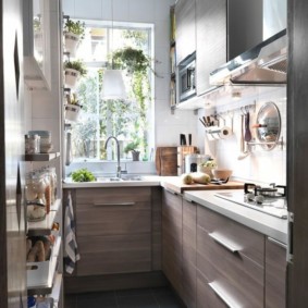 Στενή κουζίνα με ξύλινες προσόψεις