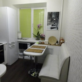 Στενό καναπέ στην κουζίνα του Χρουστσόφ