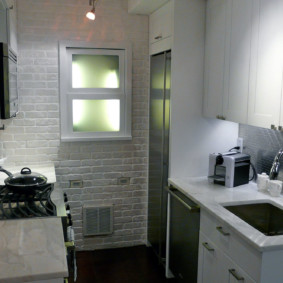 Φωτεινή κουζίνα στο προκατασκευασμένο σπίτι Χρουστσόφ