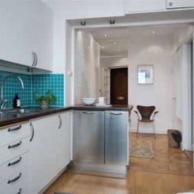 Τυρκουάζ κεραμίδι στην ποδιά κουζίνας