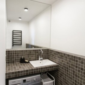 Machine à laver à panneau argenté