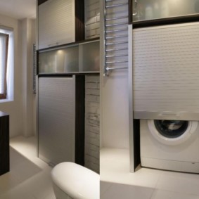 Aveugle sur une machine à laver dans la salle de bain