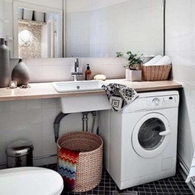 Tapis en bois sur sol en céramique