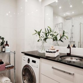 Fleurs fraîches dans un vase en verre