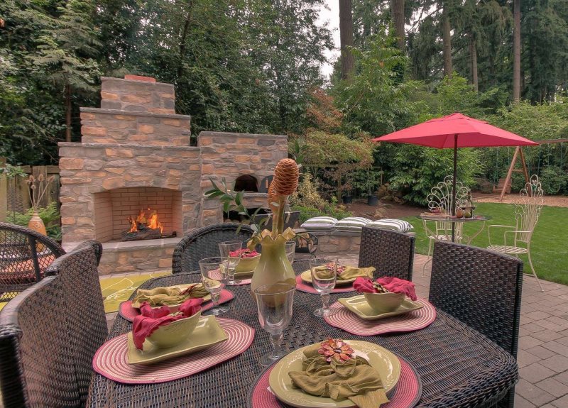 Masă de luat masa în bucătăria de vară