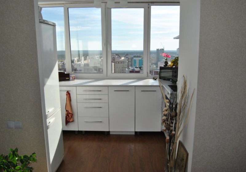 Nachtkastjes met witte gevels op het aangrenzende balkon