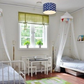chambre d'enfant avec un lit près de la fenêtre
