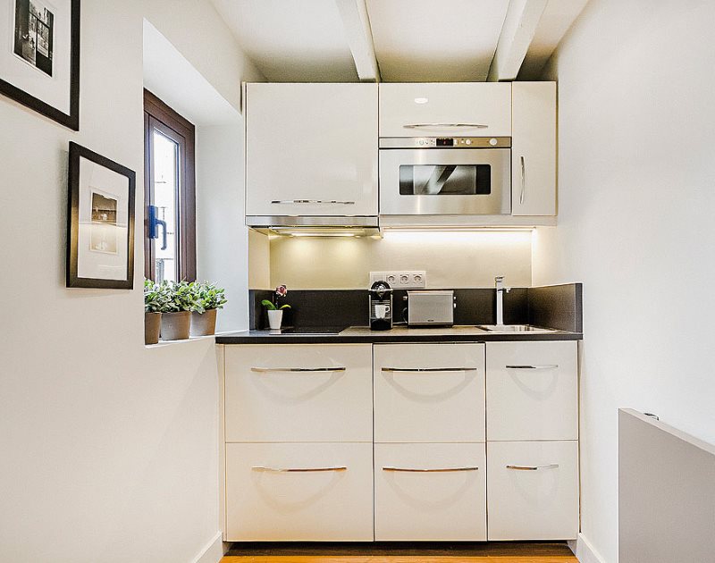 Alat dengar linear Hi-tech dengan facades putih