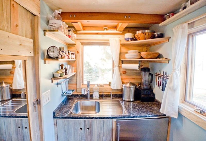 Dapur padat di rumah negara kayu