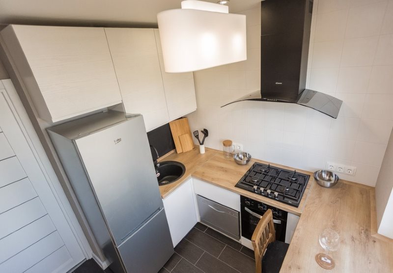 U berbentuk dapur di keluarga kecil rumah panel